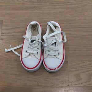 Kids canvas sneaker size 26